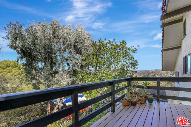 19805 Valley View Drive, Topanga CA: https://media.crmls.org/mediaz/a5bdbfc7-be65-486d-b4be-45e2523cccce.jpg