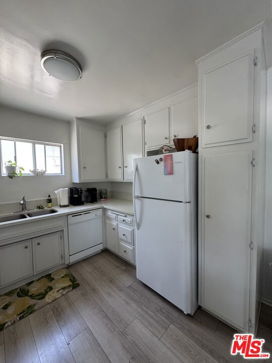 2803 Arizona Avenue, Santa Monica CA: https://media.crmls.org/mediaz/a5be8426-859b-4fe8-813f-c0afd1a88cf4.jpg