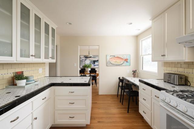 2810 Ivy Street, San Diego CA: https://media.crmls.org/mediaz/a5bfdd5d-733e-450e-a56b-e26f4dba4235.jpg