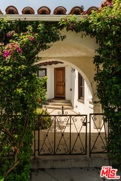 3975 Sutro Avenue, Los Angeles CA: https://media.crmls.org/mediaz/a5c0c4aa-5466-4096-8206-347cbf23a423.jpg