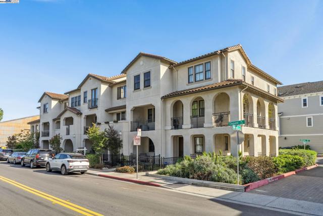 2110 Clement Ave, Alameda CA: https://media.crmls.org/mediaz/a5c0e810-9f27-4072-9413-cc327a217826.jpg