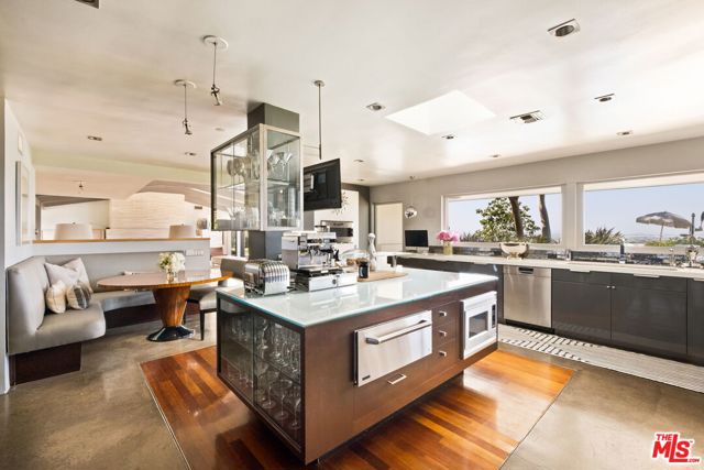 11531 Amanda Drive, Studio City CA: https://media.crmls.org/mediaz/a5c183a9-cfa5-4940-832f-23a42be1adfa.jpg