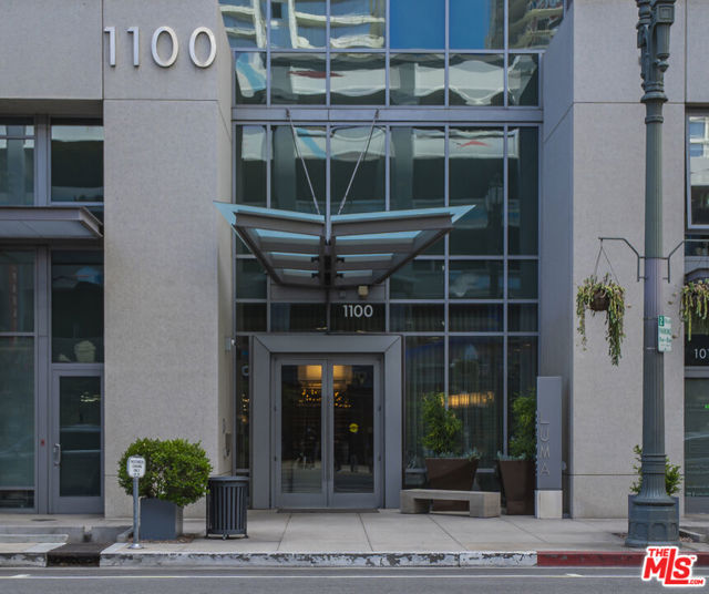 1100 S Hope Street, Los Angeles CA: https://media.crmls.org/mediaz/a5c2943e-e058-45e4-8df3-ea33e5adf37f.jpg