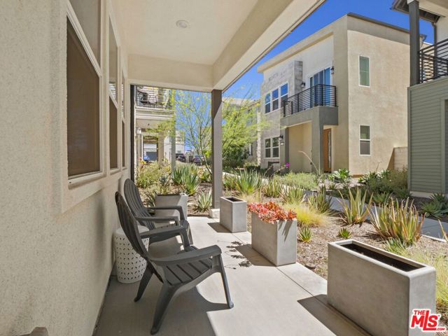 27717 Knoll View Place, Valencia CA: https://media.crmls.org/mediaz/a5c36c5d-a233-4fe1-92fa-fc49553c9bdd.jpg