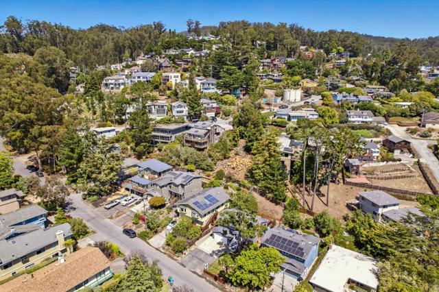 422 Avenue Portola, El Granada CA: https://media.crmls.org/mediaz/a5c36de9-6627-4261-9aac-2678bb9a6c81.jpg