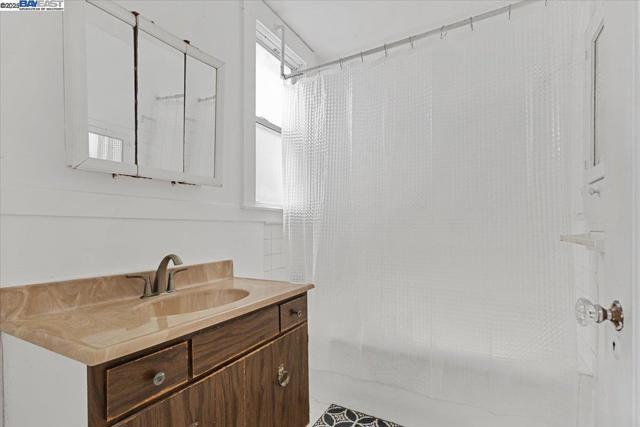 40 Acton St, Daly City CA: https://media.crmls.org/mediaz/a5c3efd9-82d5-40f6-9226-d099f346699d.jpg
