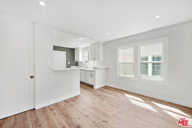 522 - 532 Idaho Avenue, Santa Monica CA: https://media.crmls.org/mediaz/a5c4fde5-6972-43e0-af3e-e57f8acdb76d.jpg