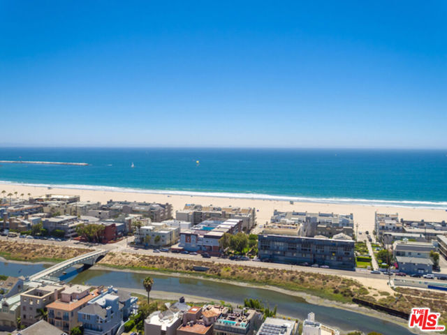 306 BORA BORA Way, Marina del Rey CA: https://media.crmls.org/mediaz/a5c64d13-aad9-4073-a6fb-0bbbabf5fa46.jpg
