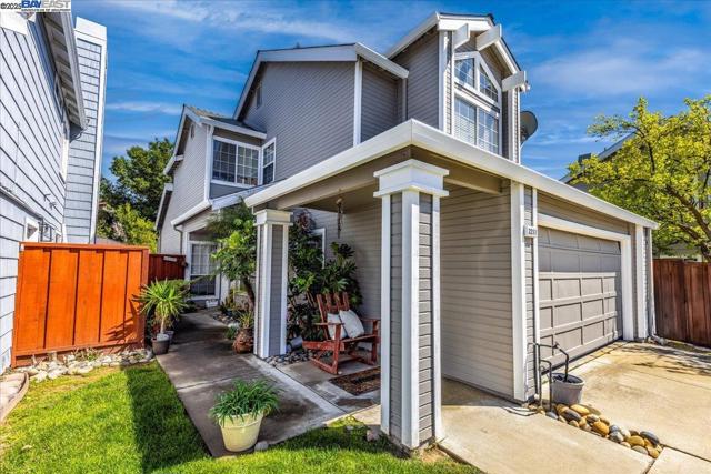 2211 Oakland Ave, Pleasanton CA: https://media.crmls.org/mediaz/a5c8501c-99f4-40b1-9f43-f25d5516f9b8.jpg
