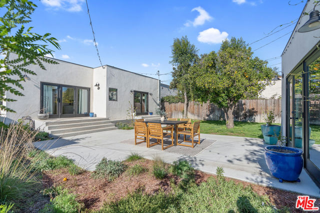 1280 S Sycamore Avenue, Los Angeles CA: https://media.crmls.org/mediaz/a5c8d1eb-d97d-4e87-be73-2a3b3ee0b9a1.jpg