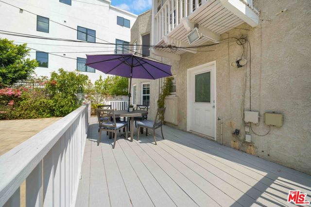 865 S Lucerne Boulevard, Los Angeles CA: https://media.crmls.org/mediaz/a5c91888-302e-4006-8ec3-42f5ac6e3d35.jpg