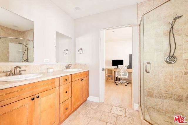 3942 Glenridge Drive, Sherman Oaks CA: https://media.crmls.org/mediaz/a5ca703a-65f6-4ee8-953b-55faa264ba13.jpg