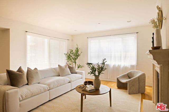 325 Arnaz Drive, Los Angeles CA: https://media.crmls.org/mediaz/a5ca7d49-7a2e-4f25-8111-8d8594bc0f10.jpg