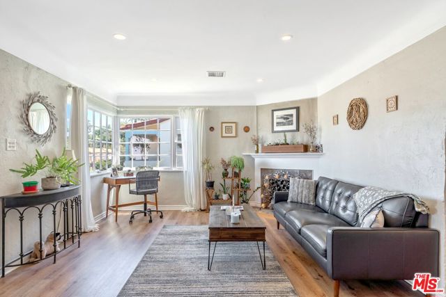 11316 Sunshine Terrace, Studio City CA: https://media.crmls.org/mediaz/a5cb3db6-6852-4b71-907e-0aa373a8ef55.jpg