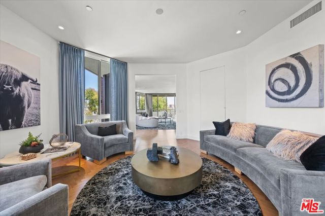 300 N Swall Drive, Beverly Hills CA: https://media.crmls.org/mediaz/a5cc19ae-52a8-418a-853a-f494505b1a4a.jpg