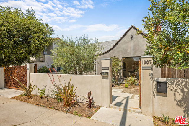 1307 Hauser Boulevard, Los Angeles CA: https://media.crmls.org/mediaz/a5cc3ab1-58b0-47de-a434-aad265b40a77.jpg