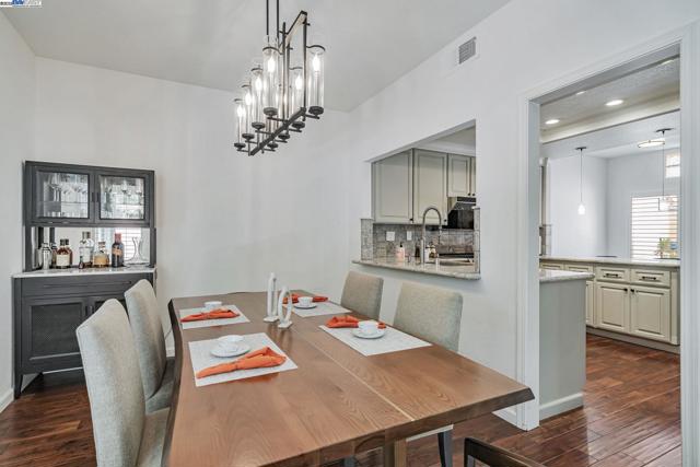 6192 Lakeview Cir, San Ramon CA: https://media.crmls.org/mediaz/a5cd3233-f4d6-48d8-bce8-3cdc0f30b967.jpg