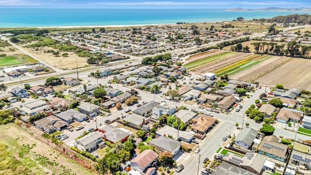 908 Bancroft Ave, Half Moon Bay CA: https://media.crmls.org/mediaz/a5cd36b7-7700-45ea-b340-05be50cecd07.jpg