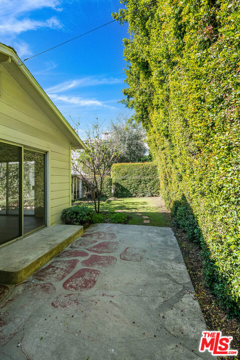 10941 Peach Grove Street, Toluca Lake CA: https://media.crmls.org/mediaz/a5ce1c30-9c5f-4b00-bbbd-b20f91c1a4ea.jpg