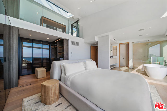 18954 Pacific Coast Highway, Malibu CA: https://media.crmls.org/mediaz/a5ce2d57-9bb1-4961-be93-e12fe507ffb7.jpg