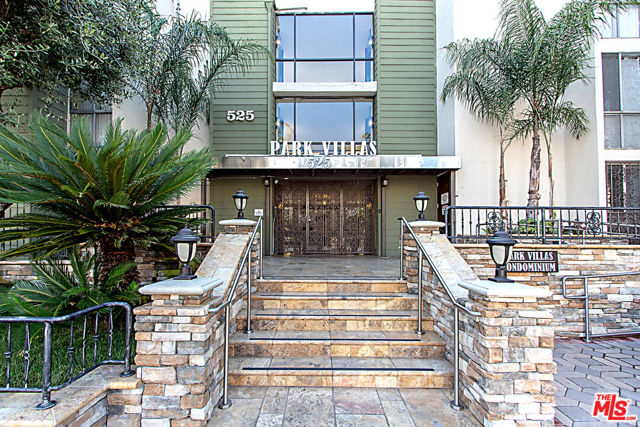 525 S ARDMORE Avenue, Los Angeles CA: https://media.crmls.org/mediaz/a5ce552f-bf8c-4f9b-8dbd-18591f708029.jpg