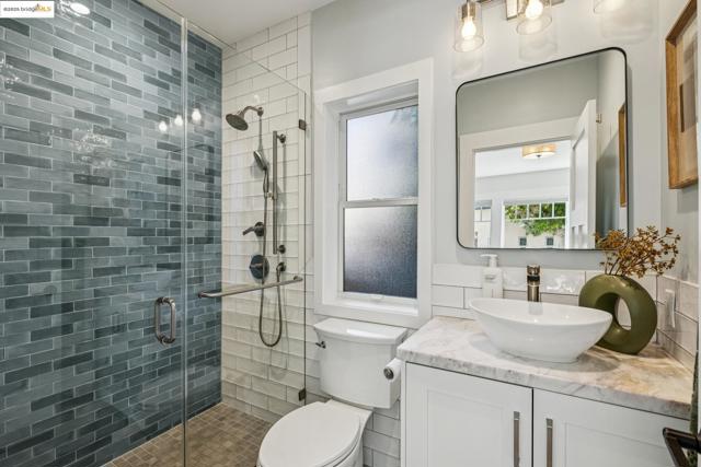 6426 Benvenue Ave, Oakland CA: https://media.crmls.org/mediaz/a5cf2351-7d67-491a-a63e-aede51f423a2.jpg