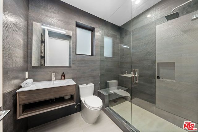 5 Bed Home for Sale in Los Angeles, California