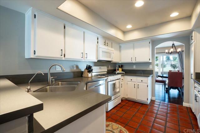 Detail Gallery Image 12 of 31 For 919 Wentworth Cir, Vista,  CA 92081 - 3 Beds | 2/1 Baths