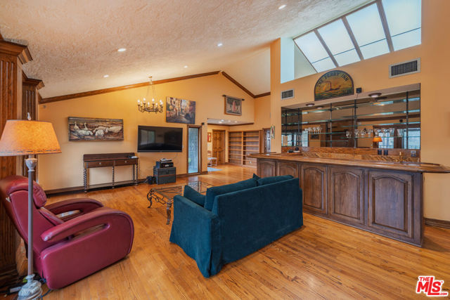 1242 Angelo Drive, Beverly Hills CA: https://media.crmls.org/mediaz/a5d54f8b-73a7-4a62-92c3-fa5df65ac9c3.jpg