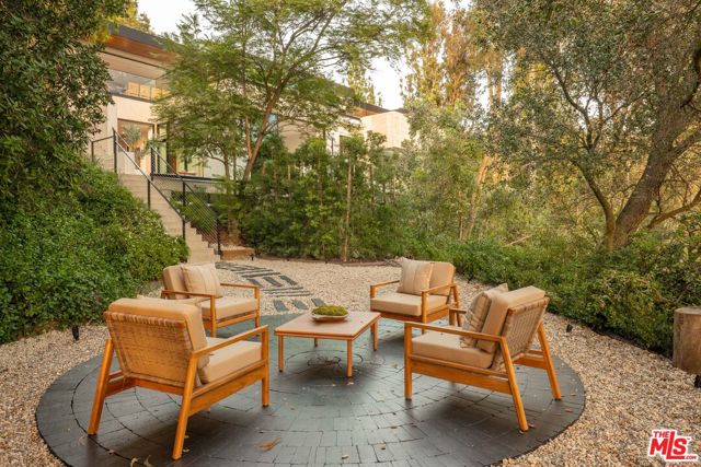 12752 Mulholland Drive, Beverly Hills CA: https://media.crmls.org/mediaz/a5d6d9c4-1d8b-4f59-af5d-4699f087538e.jpg