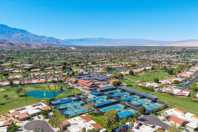 43 Sunrise Drive, Rancho Mirage CA: https://media.crmls.org/mediaz/a5d8d37f-b01b-4285-8538-889a9acf4643.jpg