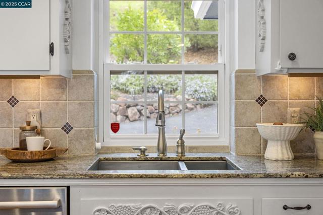 110 Twin Peaks Drive, Walnut Creek CA: https://media.crmls.org/mediaz/a5d8ec84-13ff-4c01-9f3c-33b17ad9d552.jpg