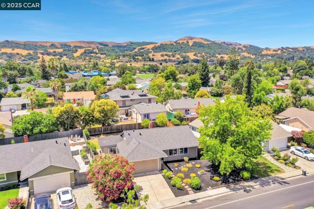 9821 Broadmoor Dr, San Ramon CA: https://media.crmls.org/mediaz/a5d9bec6-c0b6-4226-8f7e-50a0e2c30239.jpg