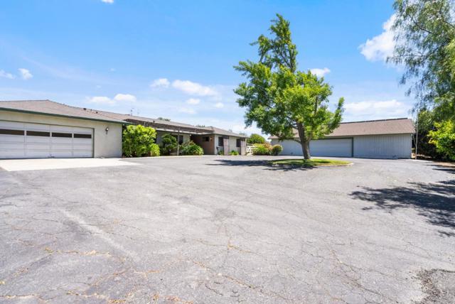 307 Mansfield Road, Hollister CA: https://media.crmls.org/mediaz/a5d9c5be-0a4b-4ce5-a9e2-ba0e2996e36a.jpg