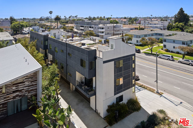 11900 Washington Place, Los Angeles CA: https://media.crmls.org/mediaz/a5d9e7a5-334f-4421-aa55-1c374368a104.jpg