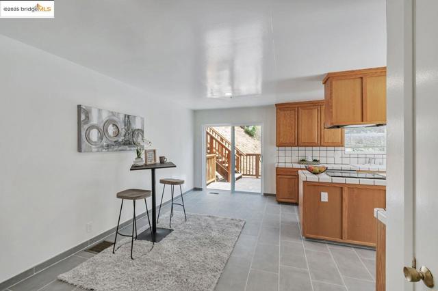 6659 Exeter Dr, Oakland CA: https://media.crmls.org/mediaz/a5da5816-7075-40ba-ab97-5227d79ac386.jpg