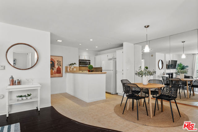 1885 Veteran Avenue, Los Angeles CA: https://media.crmls.org/mediaz/a5dac0a1-77ce-482e-a5b0-d0da42027a52.jpg