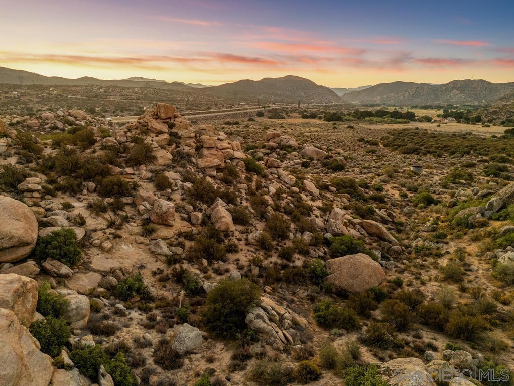 https://media.crmls.org/mediaz/a5db65b8-973e-446a-a4ba-4030134dd09c.jpg?preset=X-Large