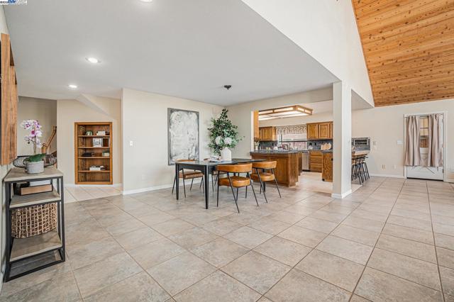 4325 Monterey ct, Discovery Bay CA: https://media.crmls.org/mediaz/a5dcad73-ae8b-49ca-8438-9f54c35816f5.jpg