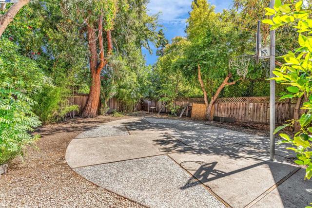 38 Barcelona Pl, Danville CA: https://media.crmls.org/mediaz/a5dd8f4f-5282-418c-95af-35156c8c49a9.jpg