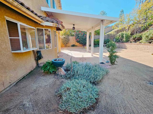 1715 Las Palmas Lane, Escondido CA: https://media.crmls.org/mediaz/a5de7606-578e-4925-a17d-0b1414323c9a.jpg