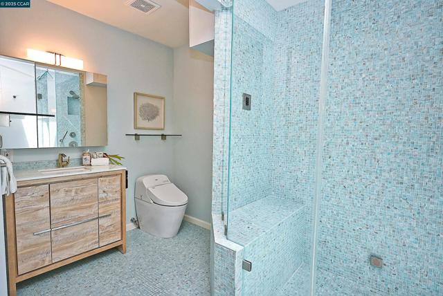 3434 Tice Creek Dr, Walnut Creek CA: https://media.crmls.org/mediaz/a5dfb59a-8de7-436e-890e-0ea4bd6836c2.jpg
