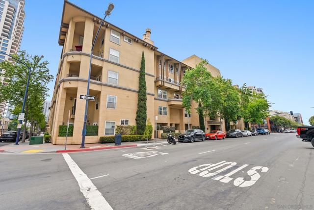 301 W G St, San Diego CA: https://media.crmls.org/mediaz/a5e0a714-afe3-4406-a424-56b52db4578f.jpg