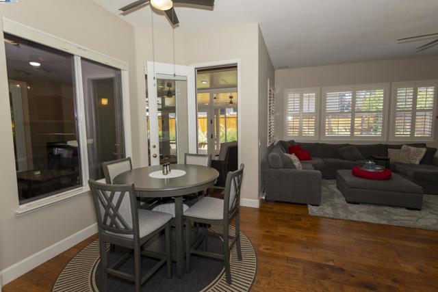 5090 Archcrest Way, Sacramento CA: https://media.crmls.org/mediaz/a5e13981-4545-4e22-addb-c3cf4c0344ea.jpg