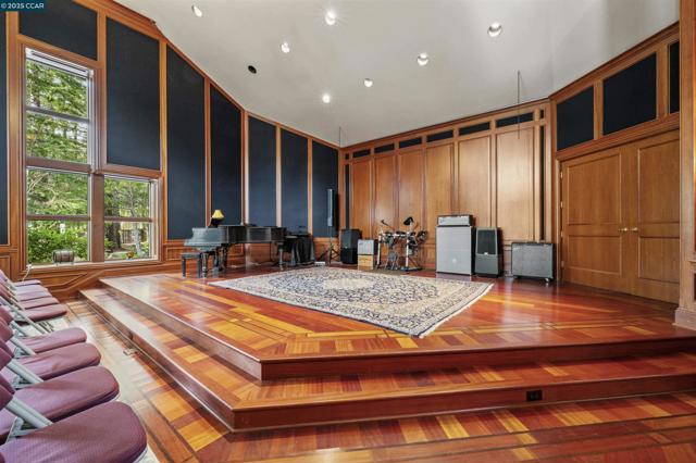 11417 Red Dog Rd, Nevada City CA: https://media.crmls.org/mediaz/a5e23a66-4c4c-4297-95ed-74759de73e3f.jpg