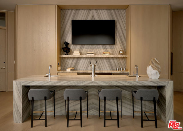 211 W Elm Court, Los Angeles CA: https://media.crmls.org/mediaz/a5e2927a-b892-4c24-b6f7-1c4ec276844c.jpg