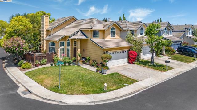 5373 Shamrock Cmn, Fremont CA: https://media.crmls.org/mediaz/a5e43184-2955-4f07-9bd9-0c9bd3f8d956.jpg