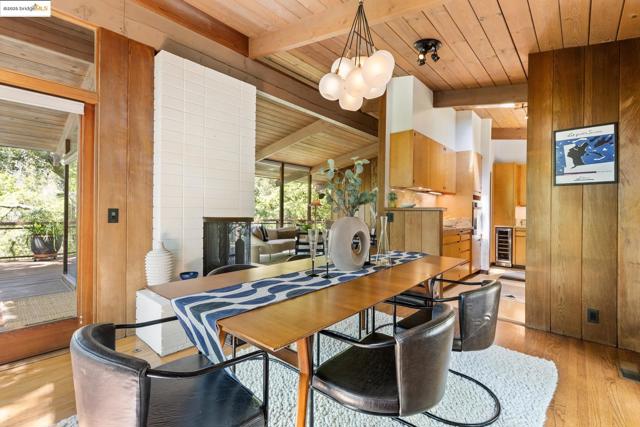 1 Kittiwake Rd, Orinda CA: https://media.crmls.org/mediaz/a5e43cc7-7642-40fb-a230-32706ca893e4.jpg