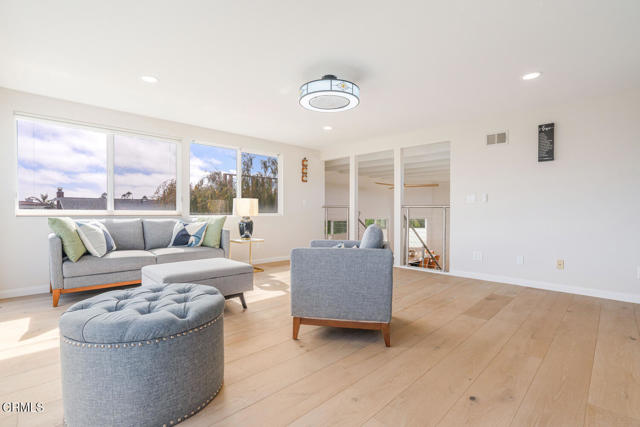 5040 Island View Street, Oxnard CA: https://media.crmls.org/mediaz/a5e545ef-3426-4bdb-8c3a-3bc4fde6c0e4.jpg