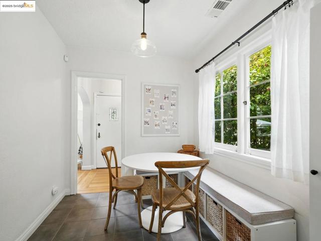 3712 Maple AVE, Oakland CA: https://media.crmls.org/mediaz/a5e60d9e-5d05-4270-bea8-d4b2af56e765.jpg